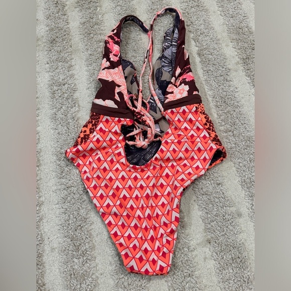 Maaji reversible one piece swimsuit coral floral beige patchwork print plunge - Picture 4 of 13